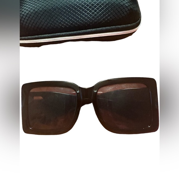 B Sunglasses black frame.  Very good copy. - Picture 2 of 6